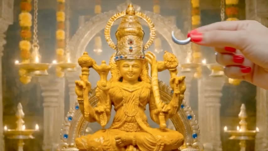 Candraśakalam A crescent-moon ornament is fitted centrally into the front Of Maa’s Divine Crown of Nine Gems.