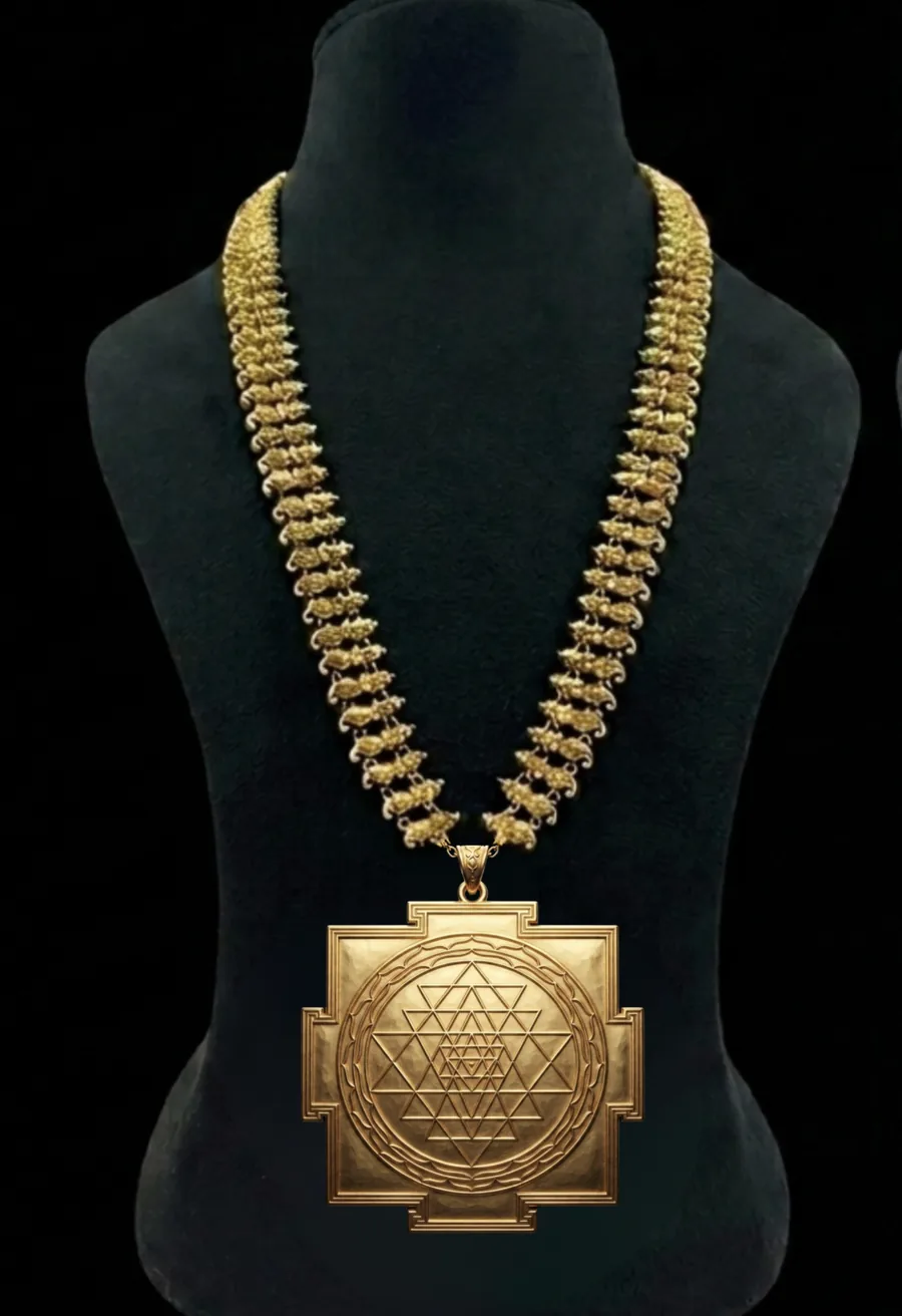 Mahāpadakam দিব্য জননীকে মহাপদক নিবেদন করা হয়।