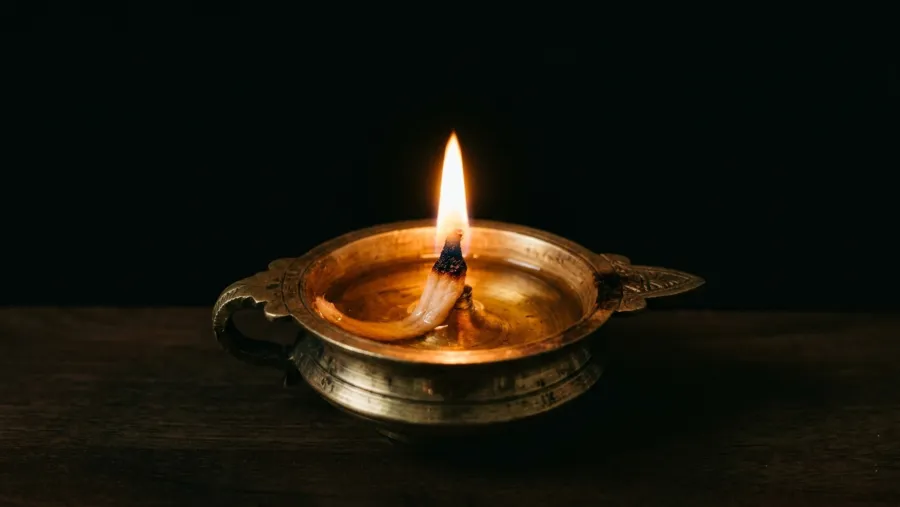 Dīpam দিব্য জননীকে পবিত্র দীপ নিবেদন করা হয়।